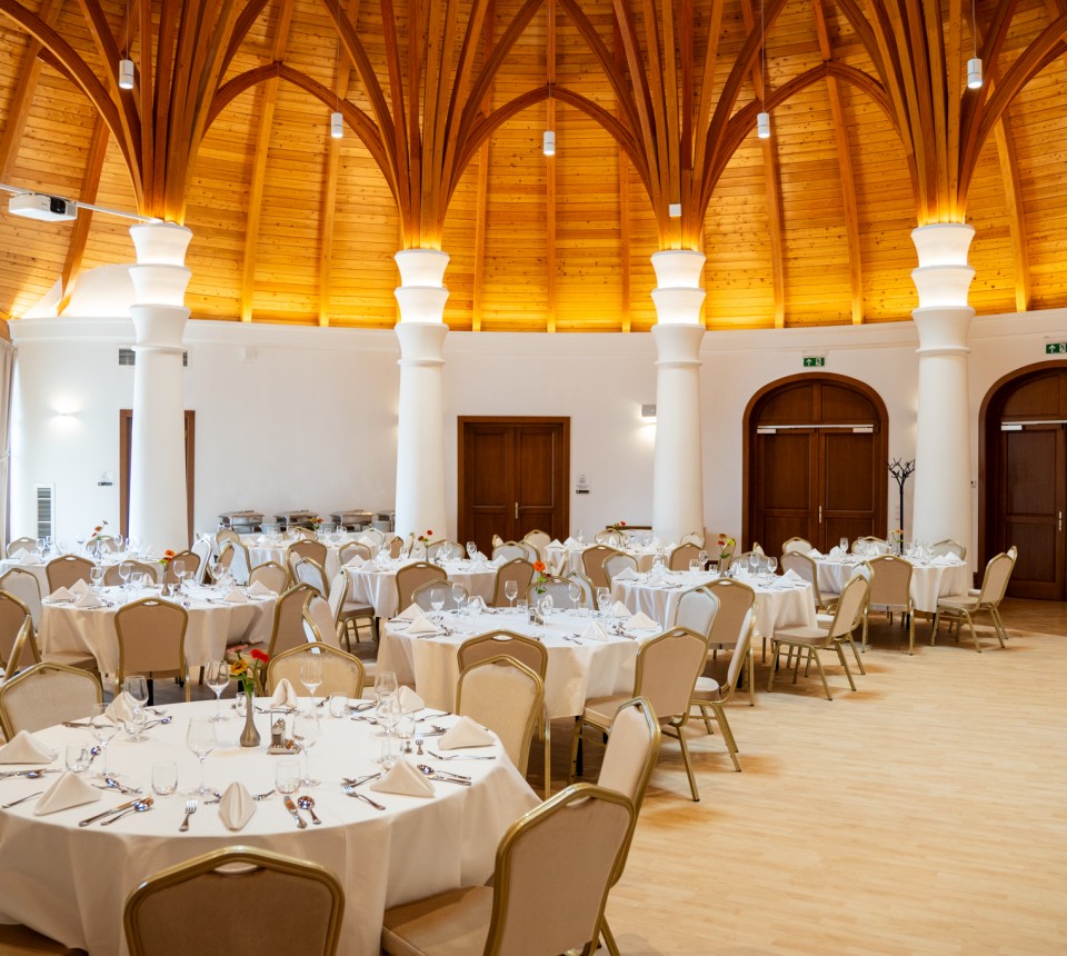 Hungarikum Hotel - Bíró Zoltán Konferenciaterem körasztalos elrendezés (18)