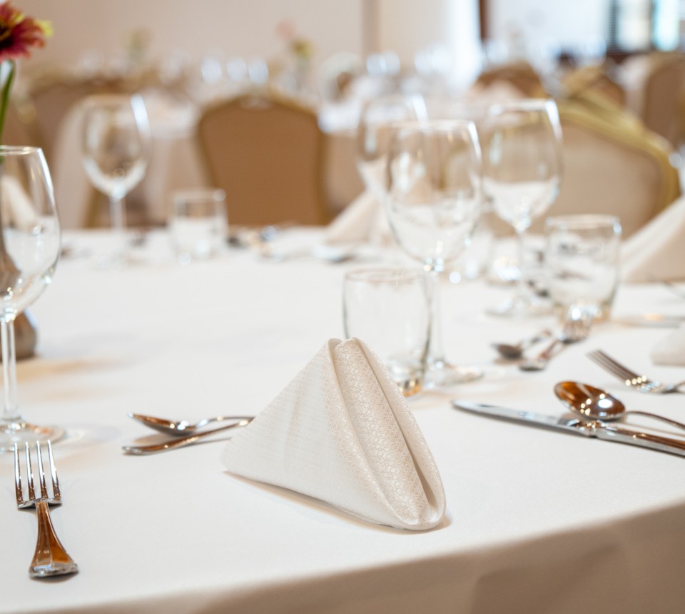 Hungarikum Hotel - Bíró Zoltán Konferenciaterem körasztalos elrendezés (24)