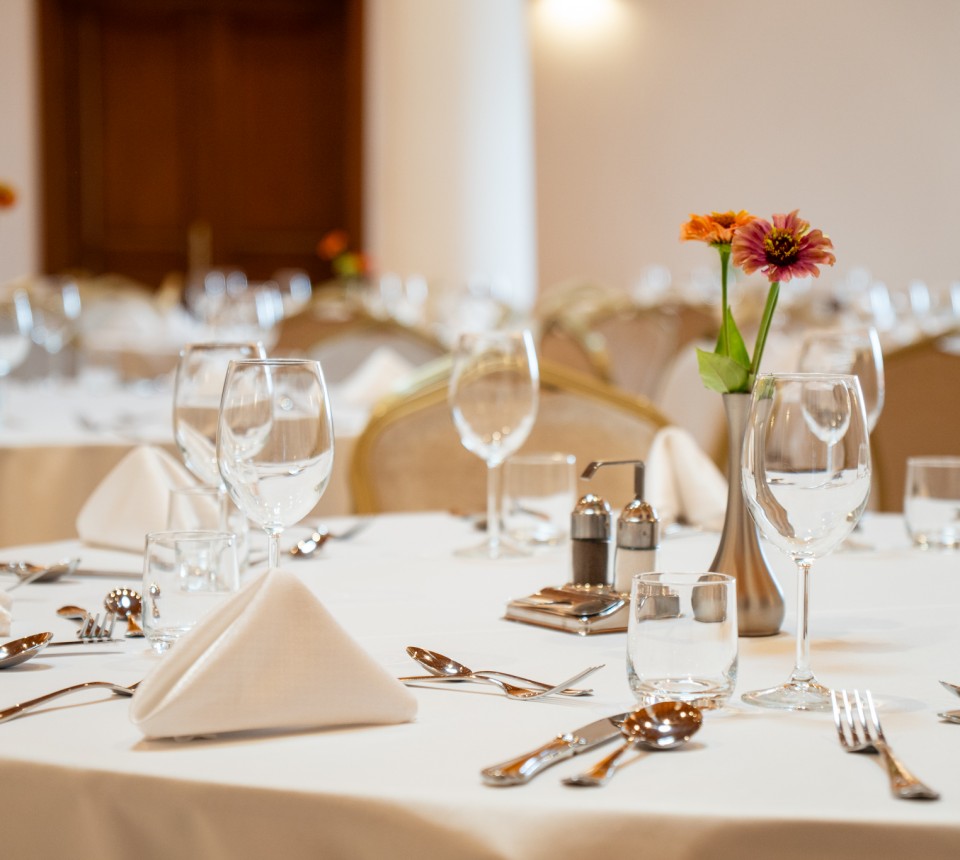 Hungarikum Hotel - Bíró Zoltán Konferenciaterem körasztalos elrendezés (9)